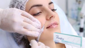 Iniezioni di filler cutaneo per riempimento delle linee glabeli